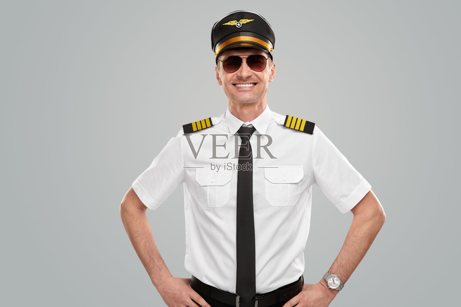 身着制服的飞行员微笑着看着镜头照片摄影图片