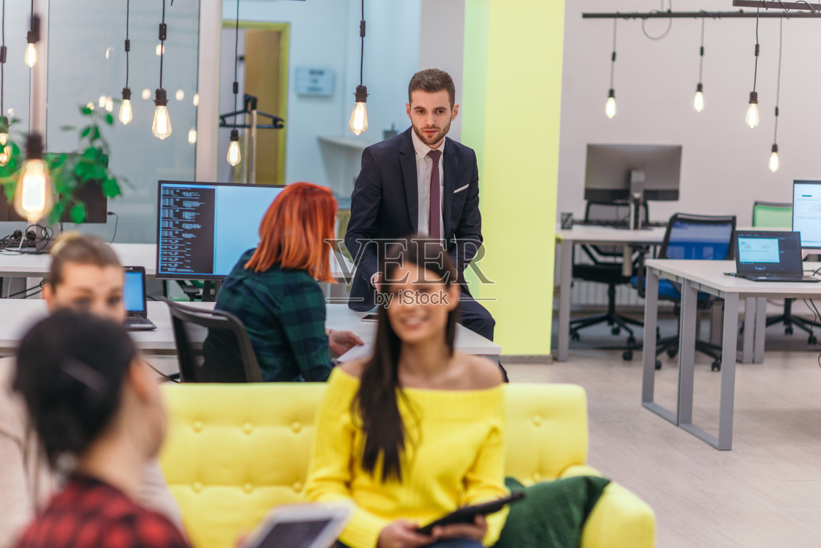 多种族的员工在谷歌环境公司工作。在现代办公室里从事一个项目的一群同事照片摄影图片