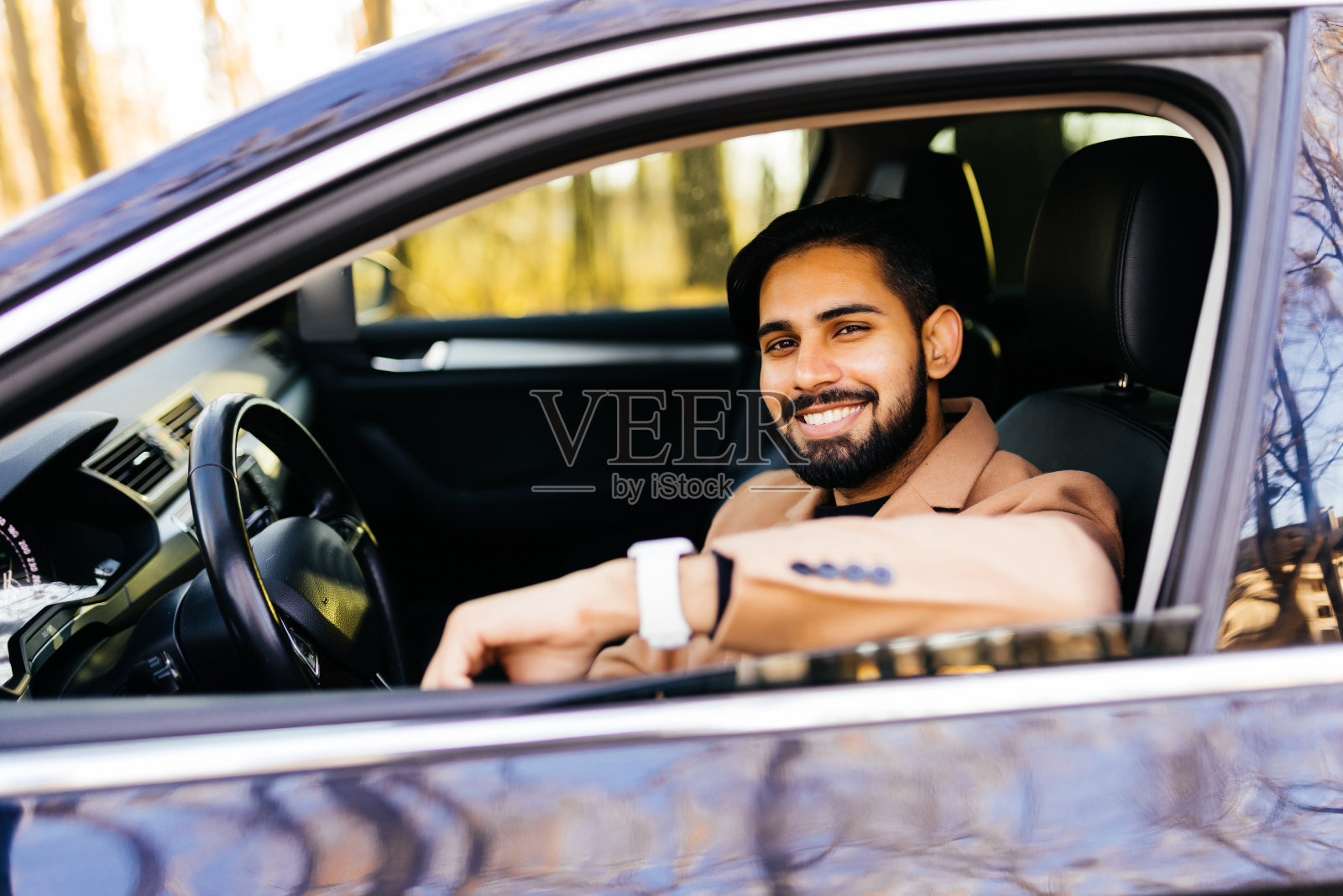 迷人优雅快乐的男人开车照片摄影图片