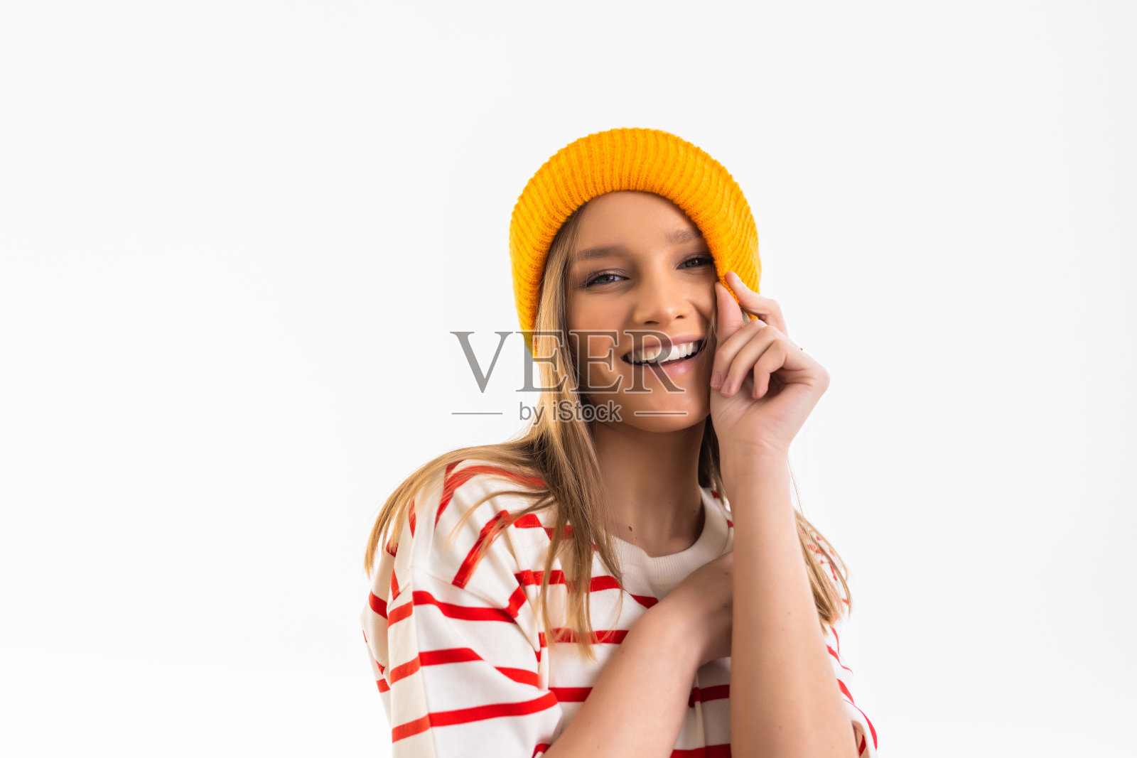 美丽的年轻女子在冬季帽子有乐趣的白色背景照片摄影图片