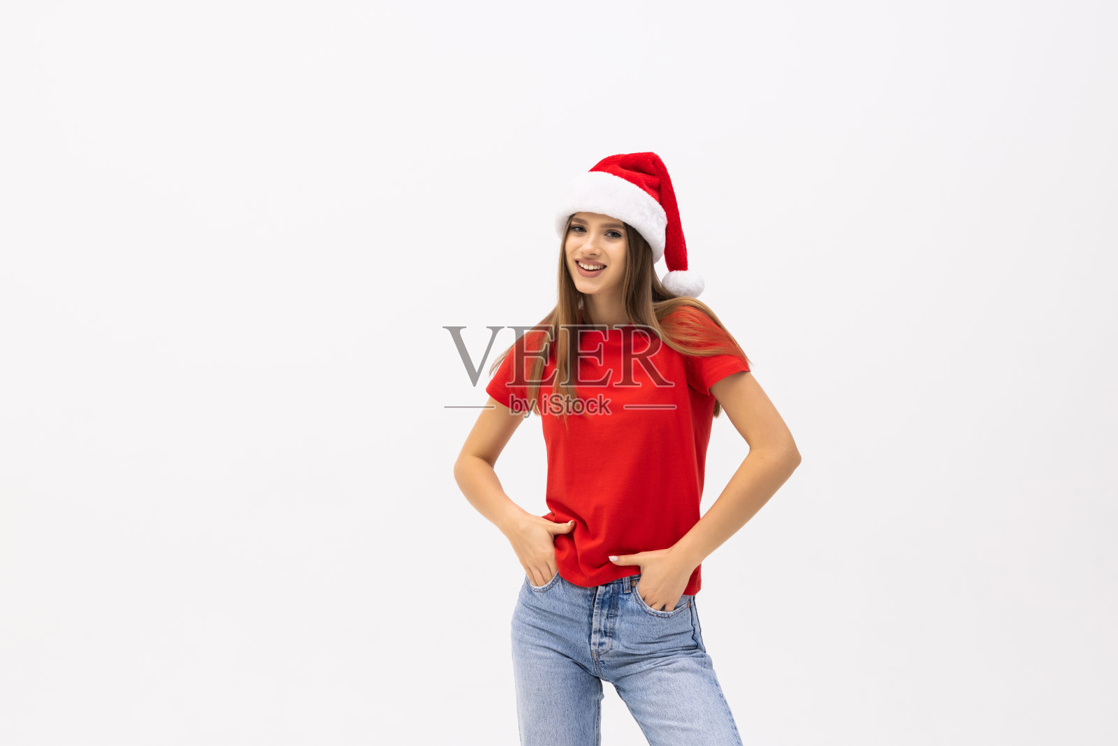 一个微笑的美丽快乐的女人在圣诞老人的帽子孤立在白色背景的肖像。照片摄影图片