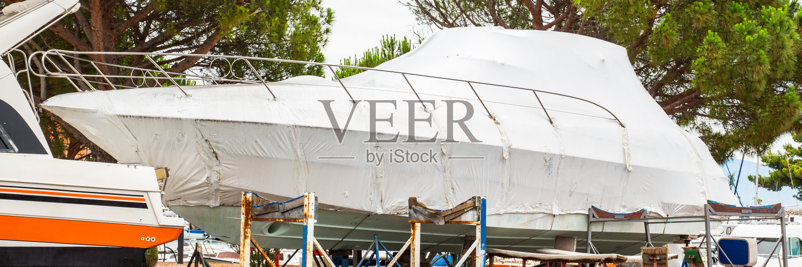 这艘船已准备好运往海上。旅程的开始。照片摄影图片