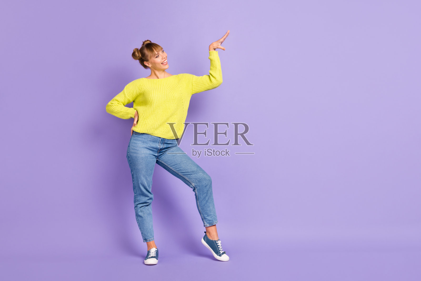 全长身体大小漂亮开朗的女孩有乐趣好心情愚弄复制空间孤立在紫罗兰色背景照片摄影图片