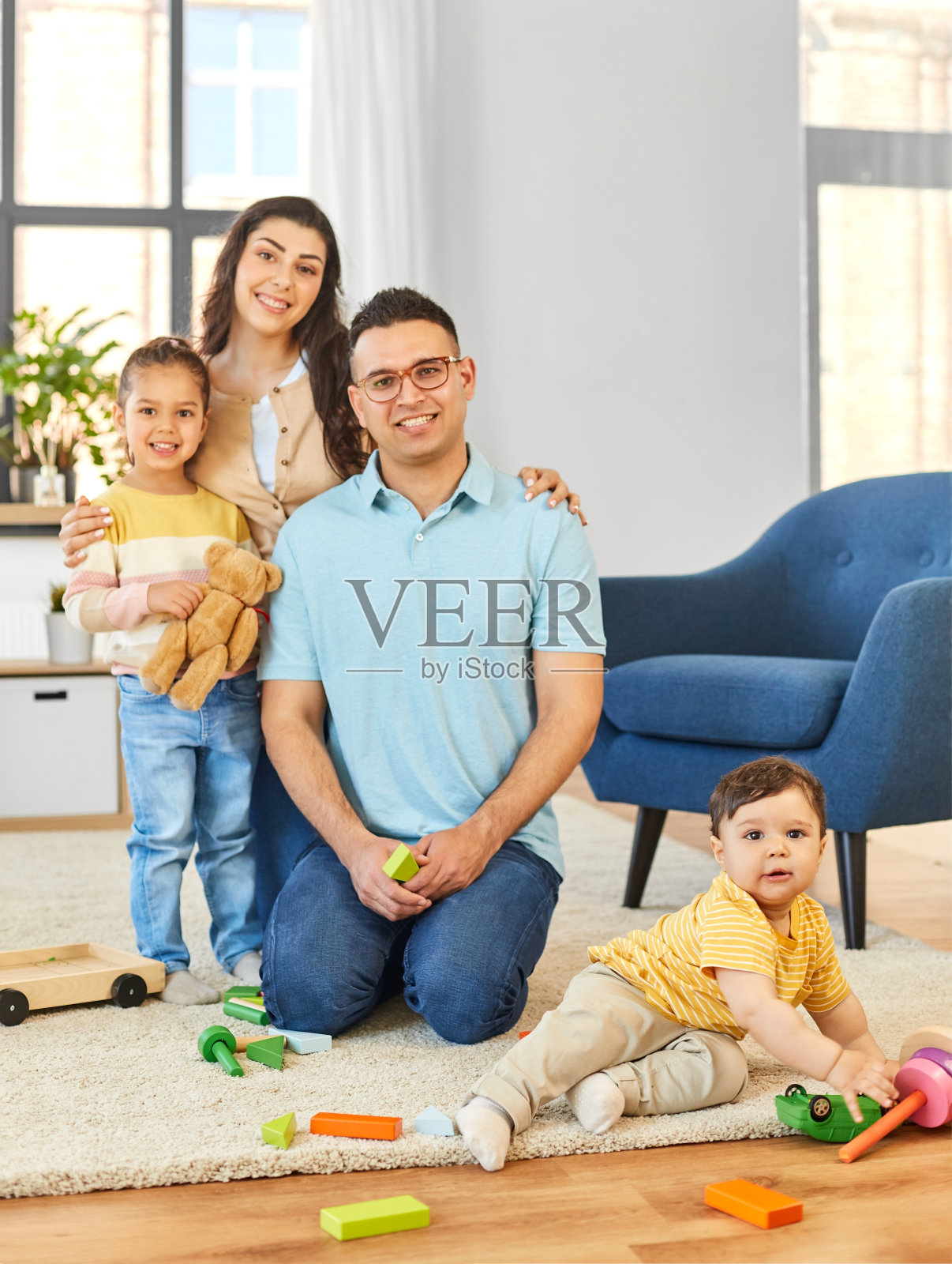 快乐的一家人在家里玩木制玩具照片摄影图片