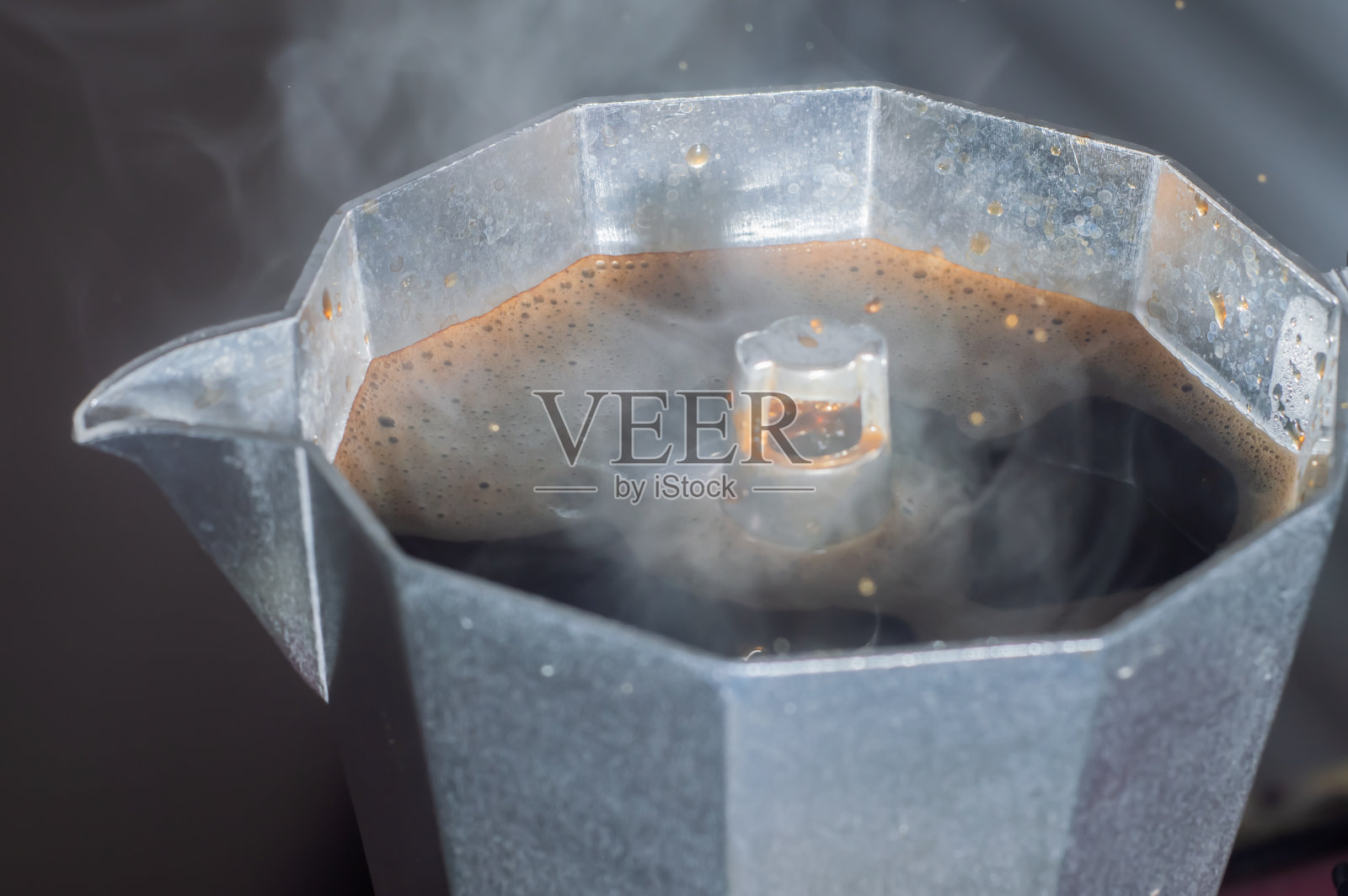 意大利咖啡机，用烟雾和水滴来制作咖啡，并带有自然光，早餐概念照片摄影图片