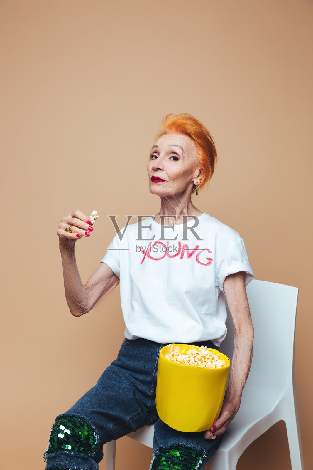 成熟的红发时尚女人孤独地坐着照片摄影图片