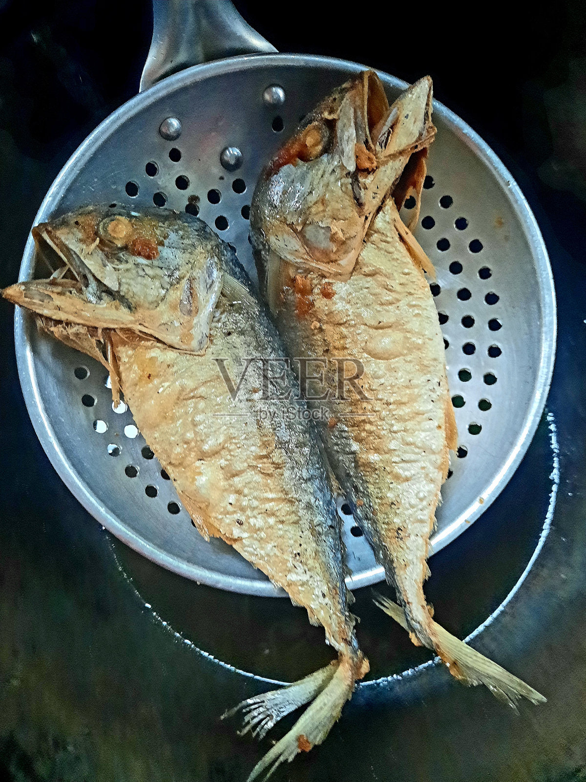 滤锅油炸鲭鱼-食品准备。照片摄影图片