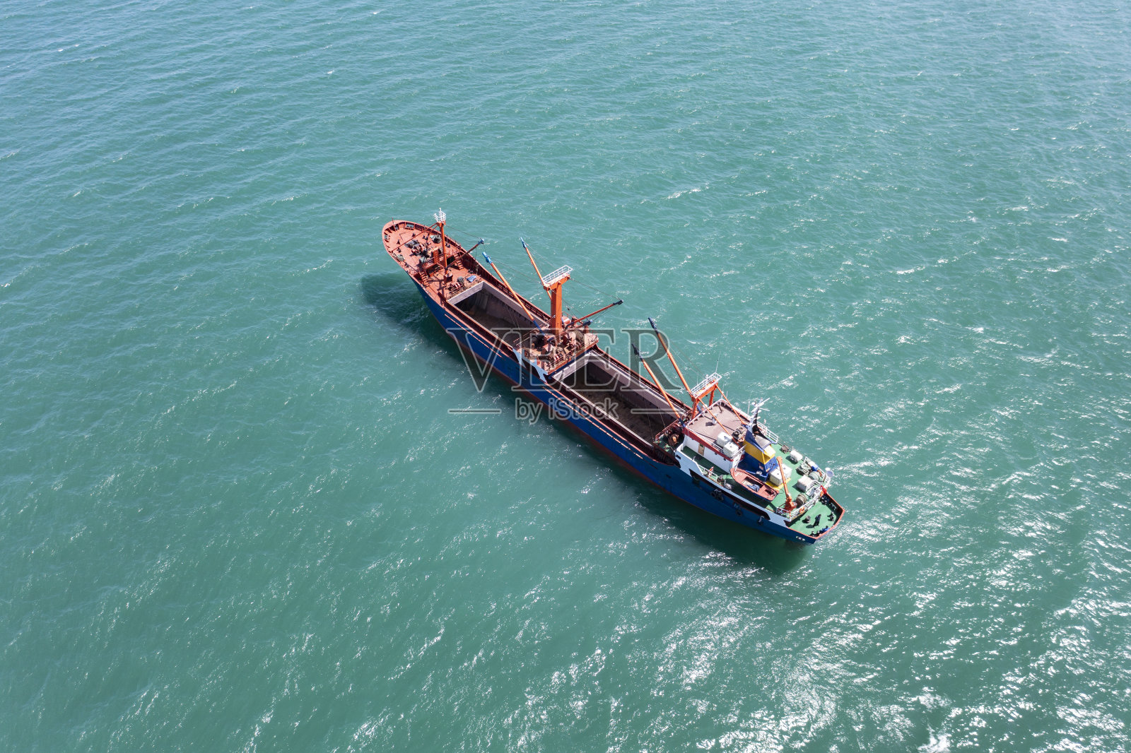 空货船停在锚地。照片摄影图片