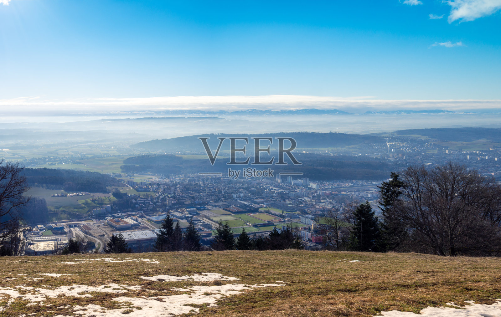 从Biel Bienne城市工业区的高处俯瞰景观照片摄影图片