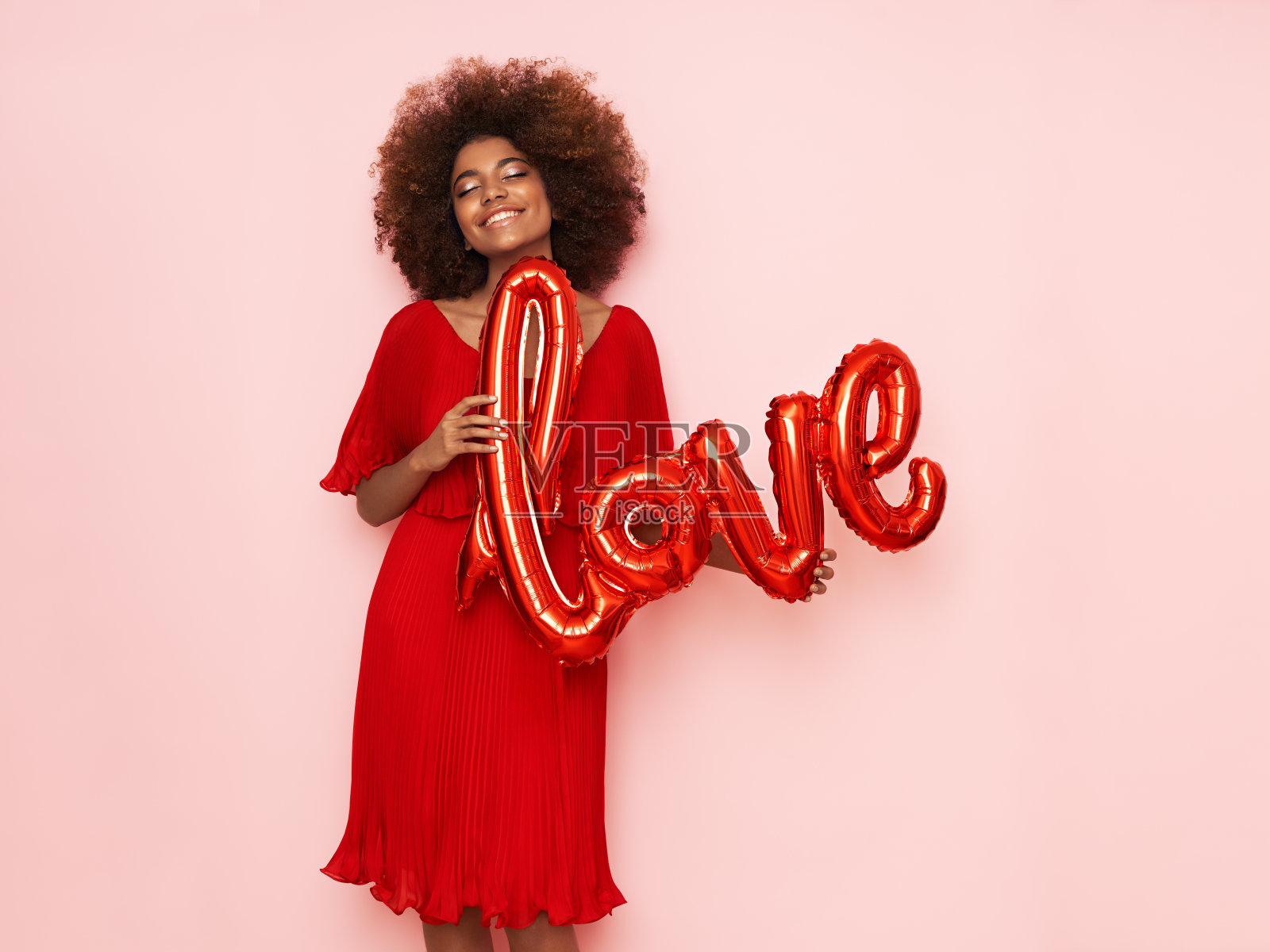 一个年轻漂亮的非洲裔美国女人拿着气球照片摄影图片