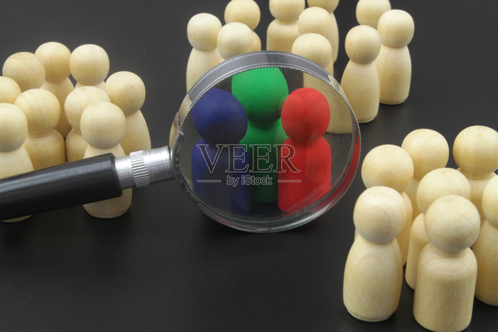 一群人，放大镜下的人物和领导人。照片摄影图片