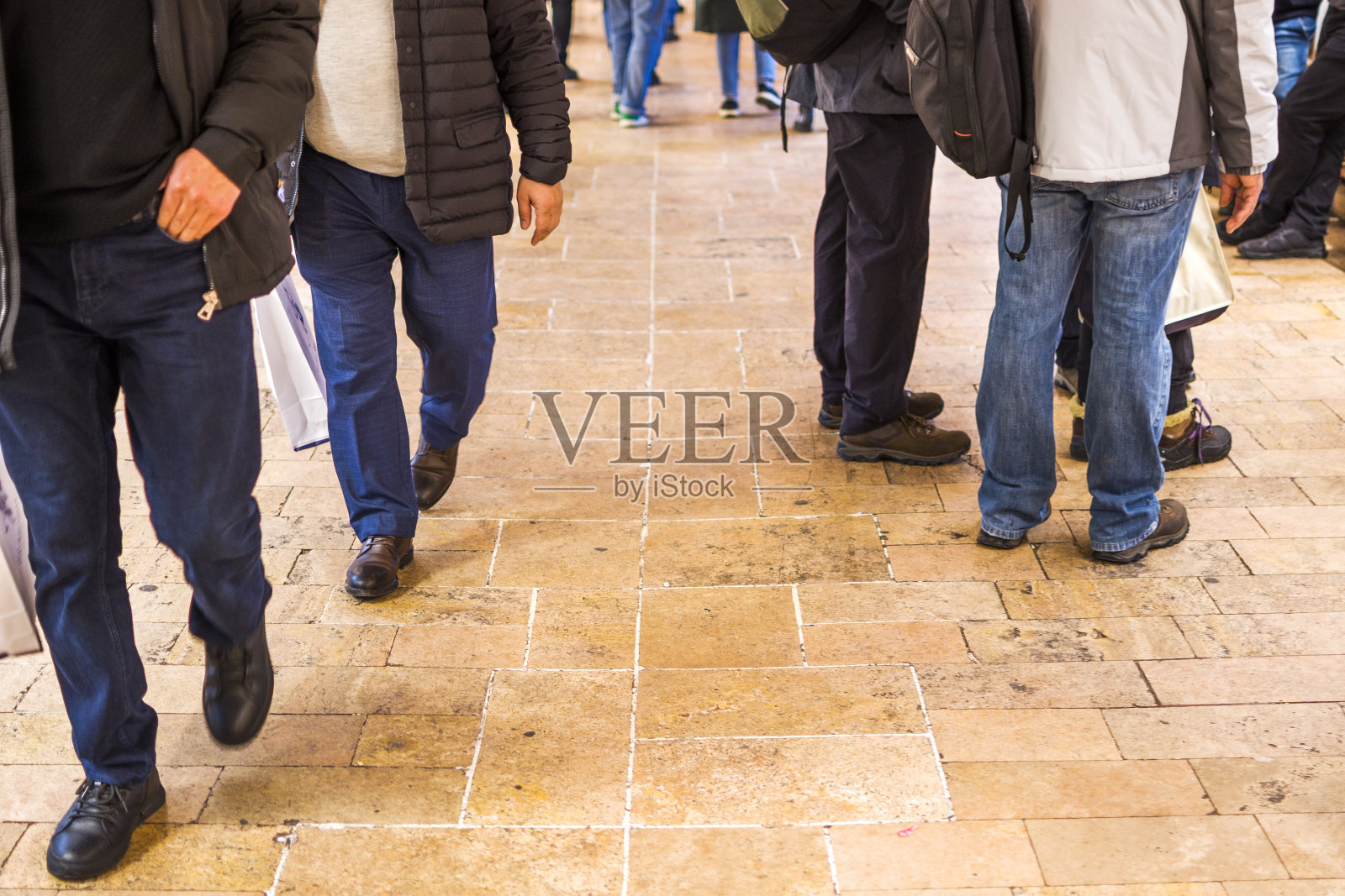 一大群人在人行道上行走照片摄影图片