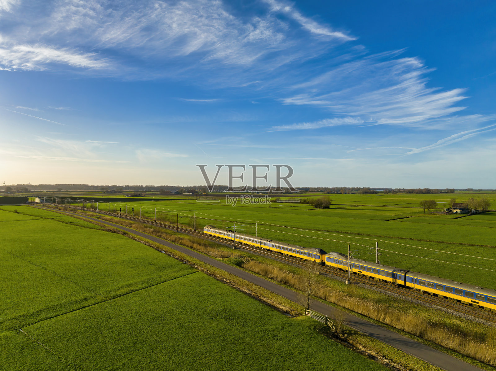 荷兰春天的火车驶过乡村景观照片摄影图片