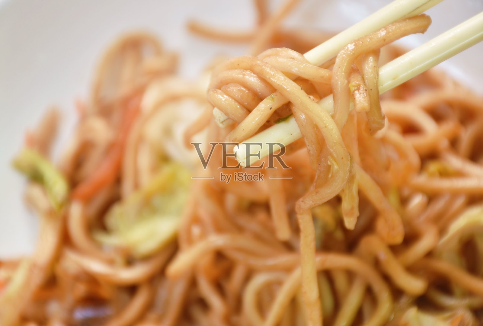 日式炒面，猪肉片，卷心菜，胡萝卜，鱼干照片摄影图片