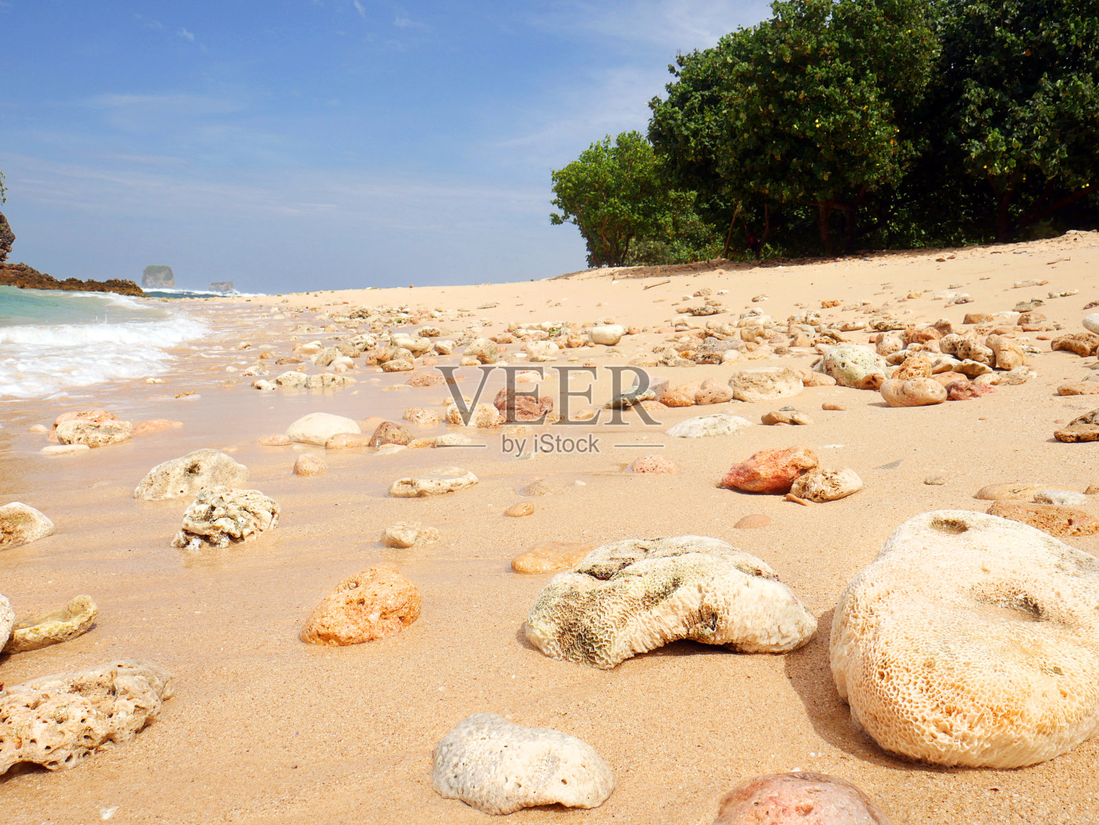 俯视图的沙子，岩石，卵石和海滩。背景。照片摄影图片