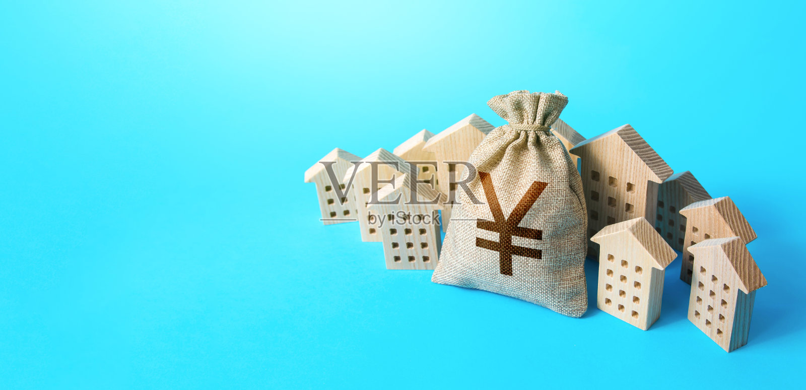 人民币或日元钱袋被房子包围。购买公寓。房地产投资。抵押贷款。预算和资金。建筑行业。房地产评估。估值照片摄影图片