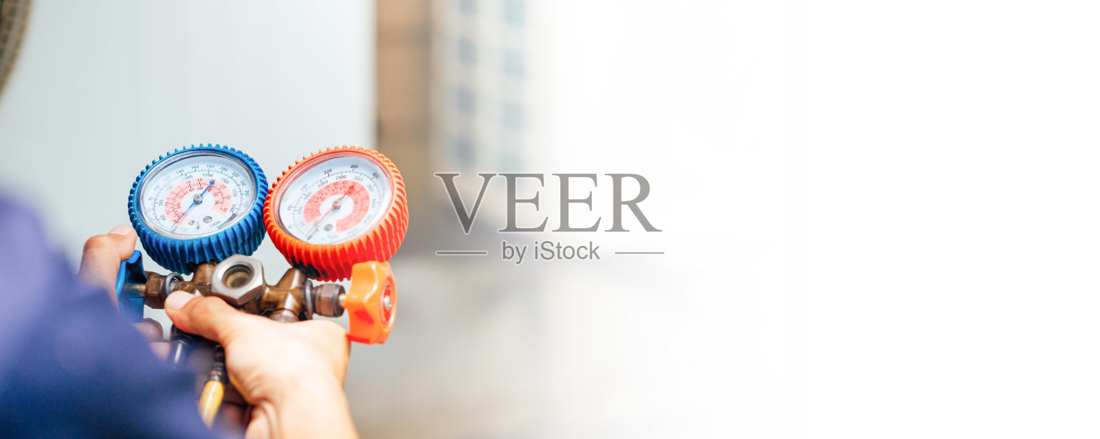 空调技术员和准备安装新空调的一部分。照片摄影图片