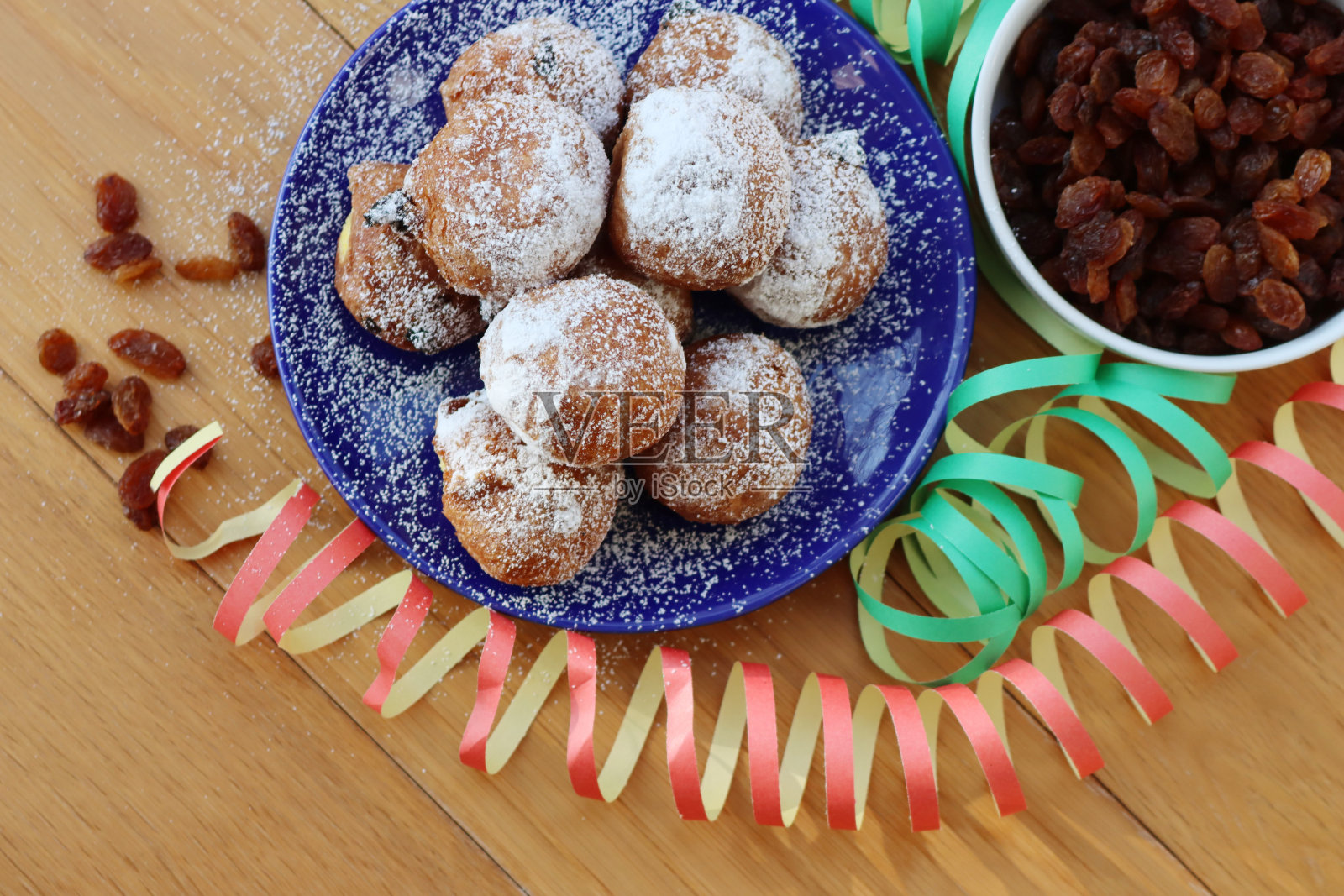 传统意大利馅饼，葡萄干，装饰在狂欢节的盘子上照片摄影图片