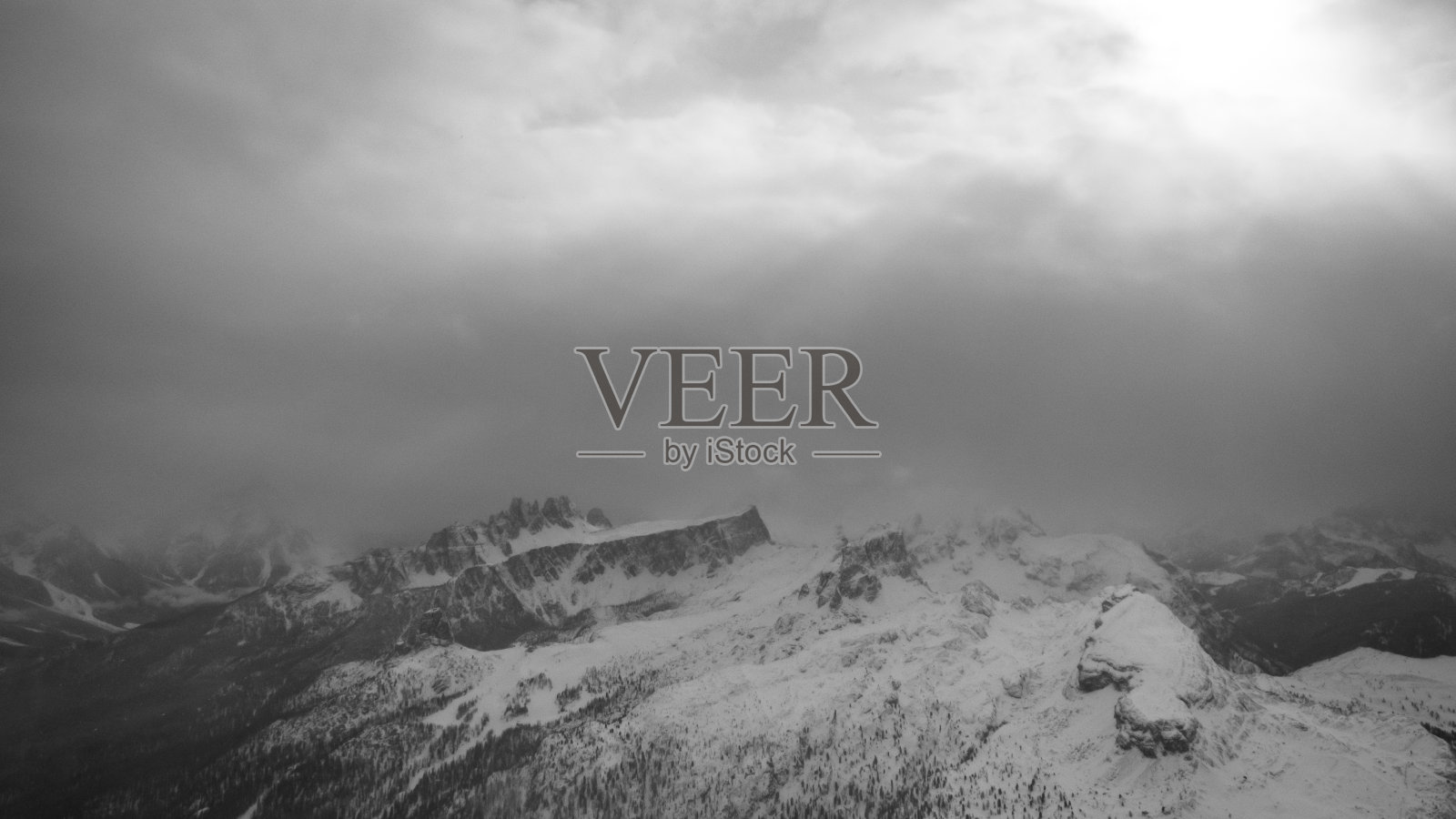 意大利白云石上的暴风云在雪天的冬天照片摄影图片