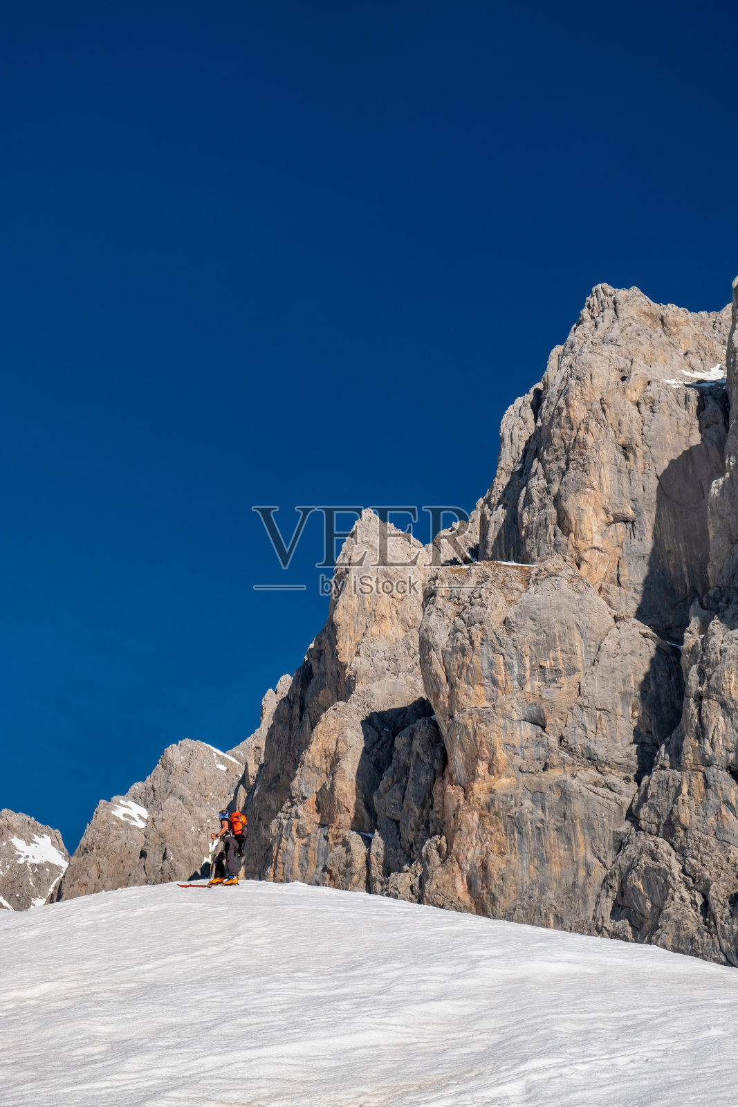 在Chianevate, Carnic阿尔卑斯山，Friuli-Venezia Giulia，意大利的山谷滑雪登山照片摄影图片