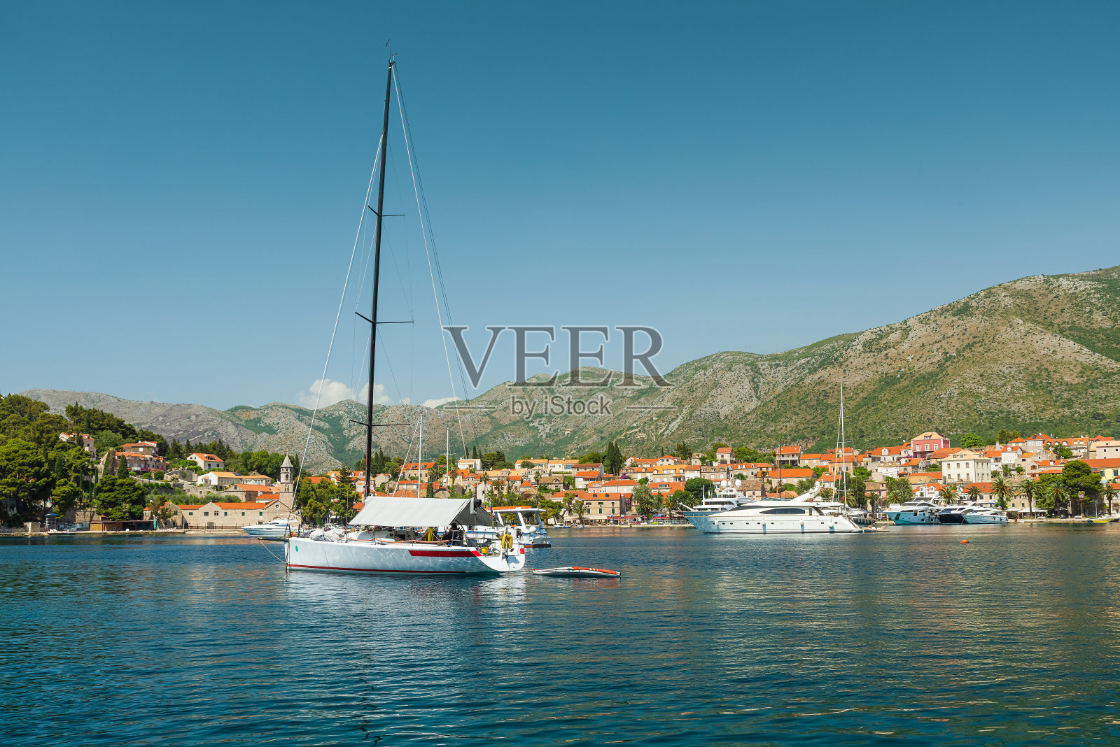 克罗地亚达尔马提亚地区的Cavtat镇。亚得里亚海的海湾，有游艇和小船。暑假照片摄影图片