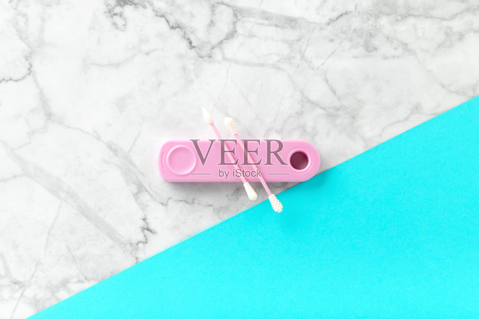 平躺顶视图可重复使用的硅胶拭子蓝色和大理石背景照片摄影图片