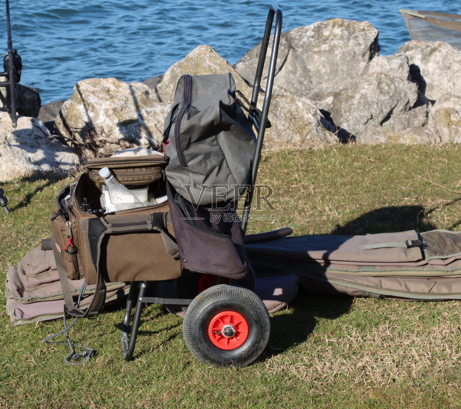 久坐钓鱼台与湖景相映成趣照片摄影图片