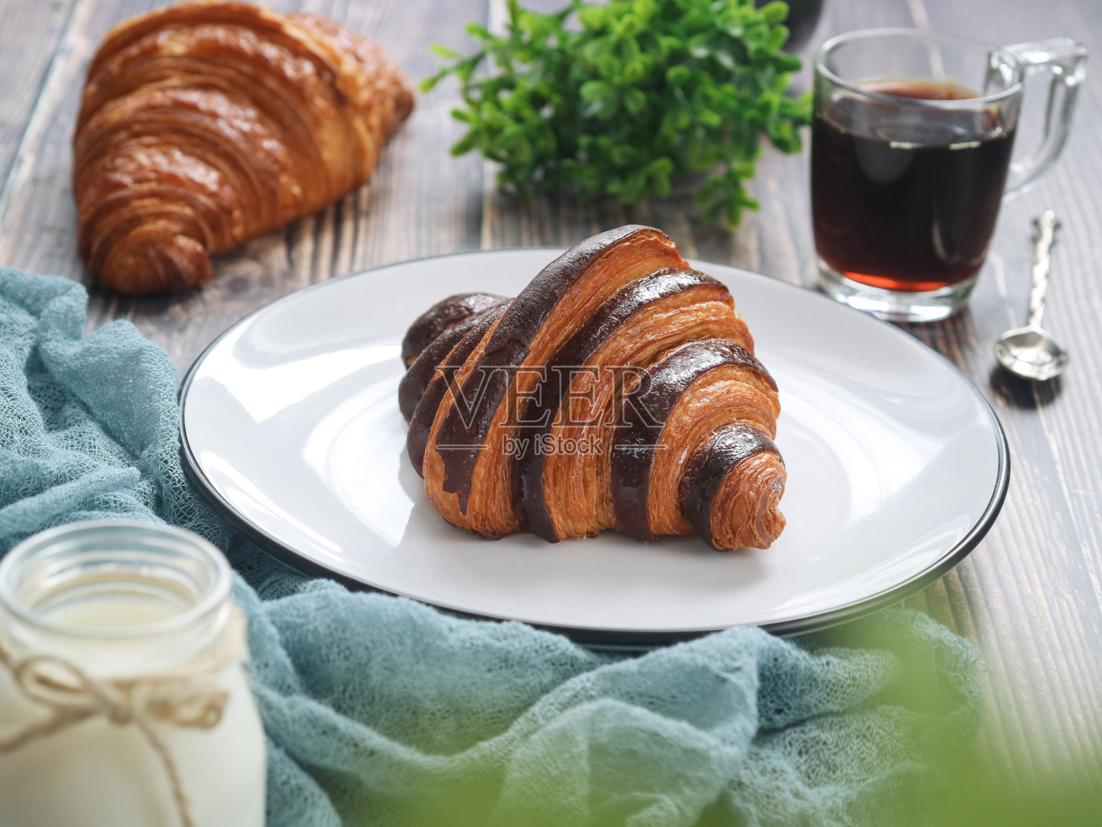 白色盘子里的法式巧克力黄油羊角面包照片摄影图片