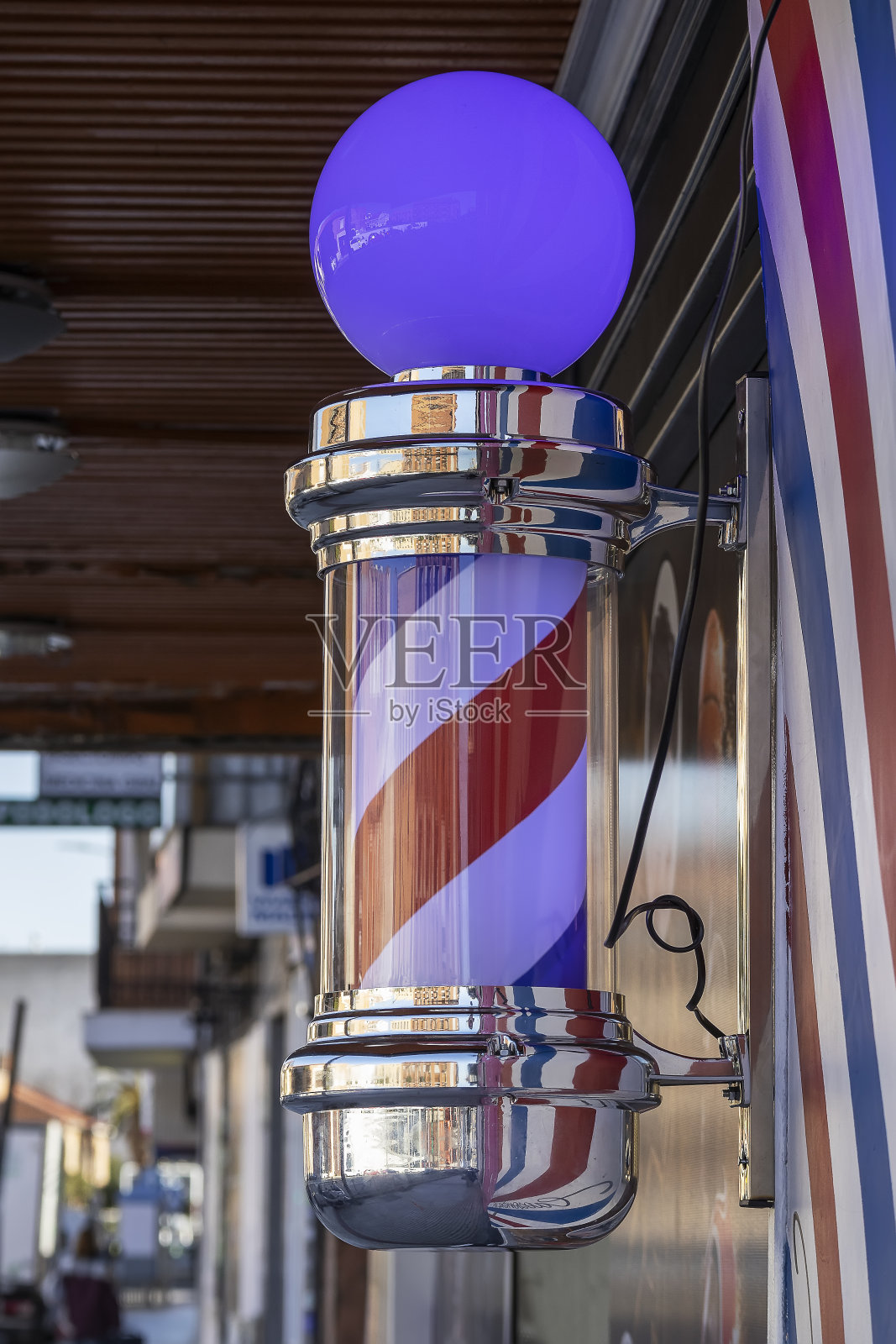 经典和传统的理发店招牌安装在正面照片摄影图片