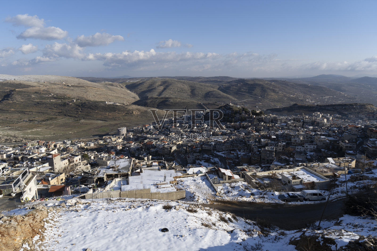 白雪皑皑的冬季中的马吉代勒沙姆斯和赫尔蒙山照片摄影图片