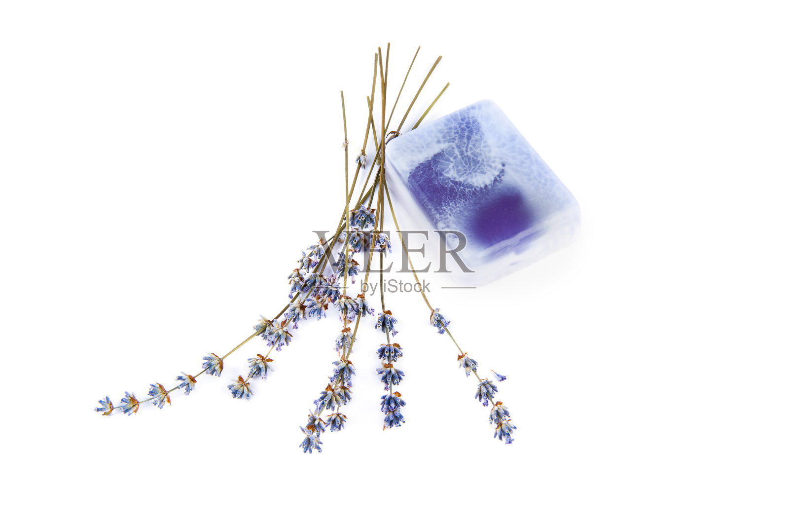 手工制作的肥皂和干薰衣草花孤立在白色上。照片摄影图片