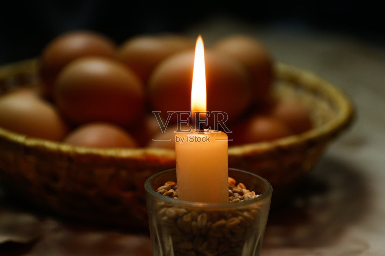 蜡烛光。乡村背景。复活节的鸡蛋,Pysankas。收集鸡蛋的背景。为假期做准备。牛皮纸。传统照片摄影图片