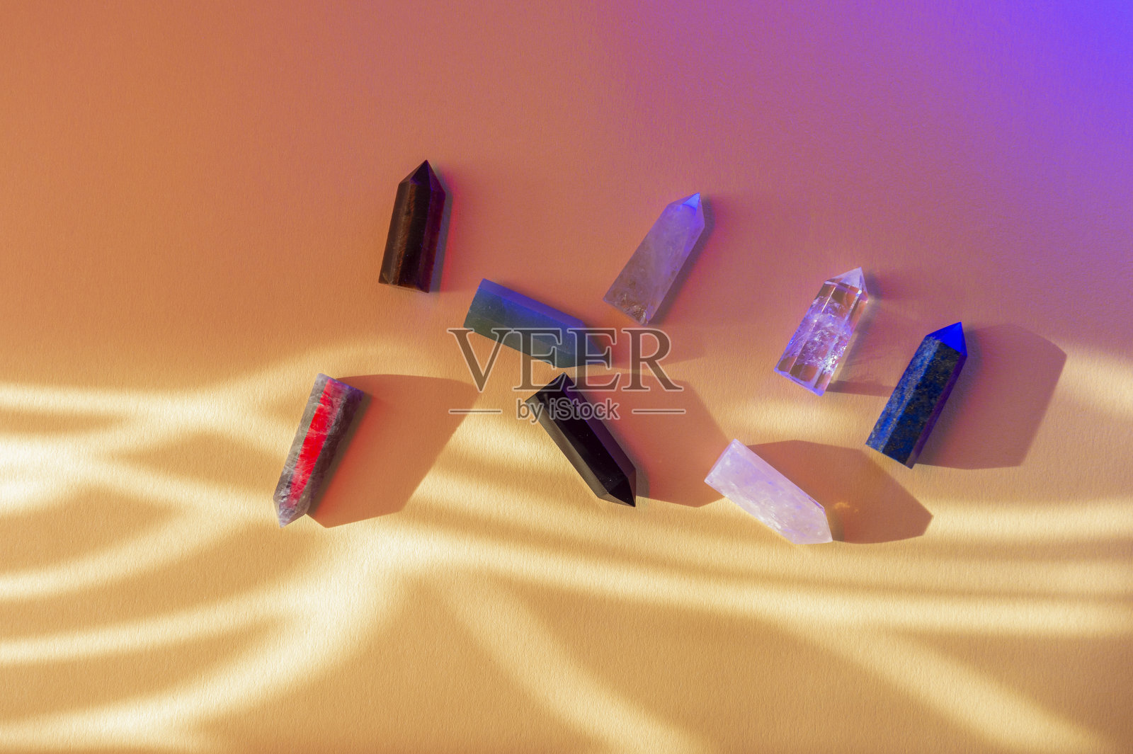 愈合脉轮晶体与米色背景上的彩色光。冥想、灵气和精神治疗的概念照片摄影图片