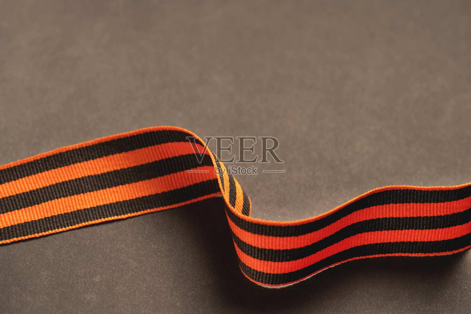 5月9日胜利日贺卡的背景。黑色的圣乔治条纹丝带。照片摄影图片