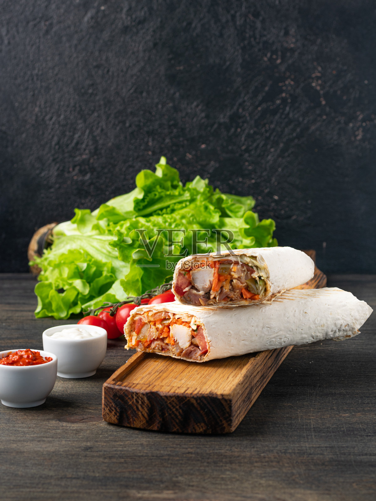 木制背景的美味沙瓦玛三明治。垂直照片摄影图片