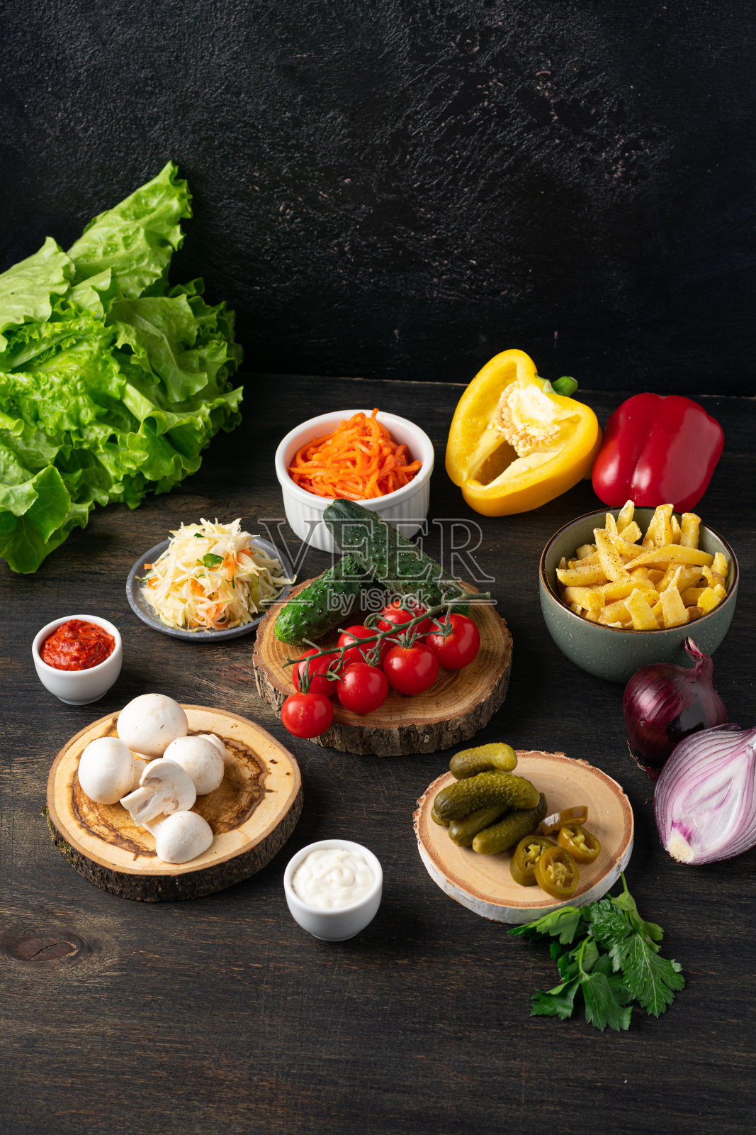 沙瓦马三明治的配料与香料和酱料在黑色的背景上。垂直的。照片摄影图片