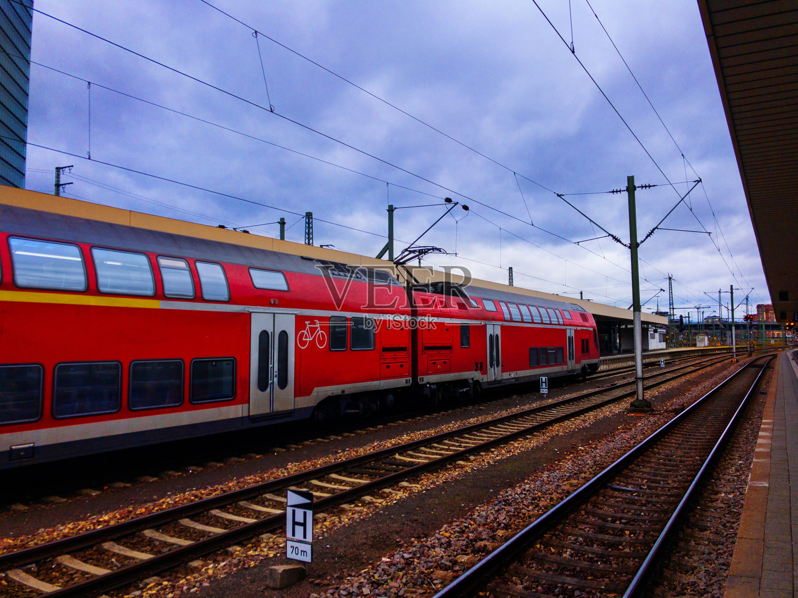 月台，铁轨，带机车的火车照片摄影图片