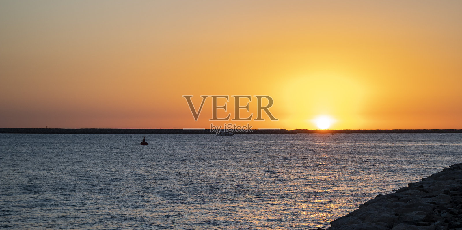 迪拜朱美拉棕榈岛（世界唯一的人工岛）上的绚丽日落，阿联酋迪拜照片摄影图片