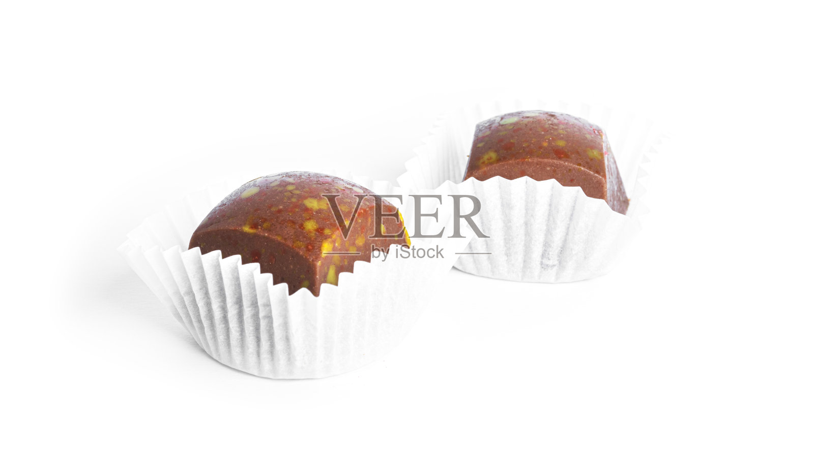 白色背景上孤立的巧克力糖果照片摄影图片