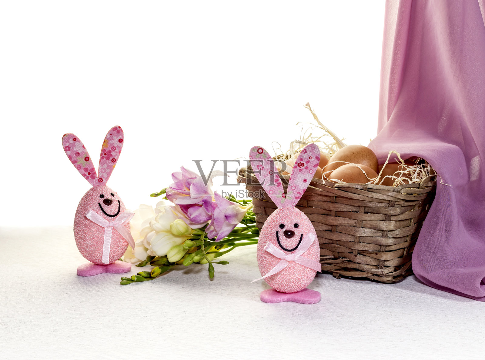 复活节作文在桌子上的特写照片摄影图片