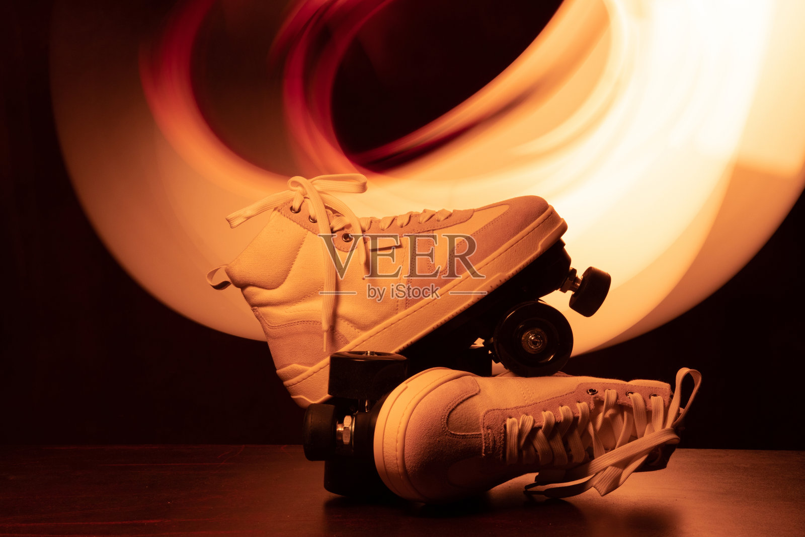 溜冰鞋和舞池里的迪斯科灯。照片摄影图片