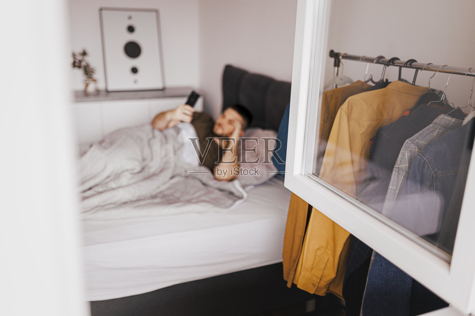 一个男人躺在床上，感觉筋疲力尽照片摄影图片