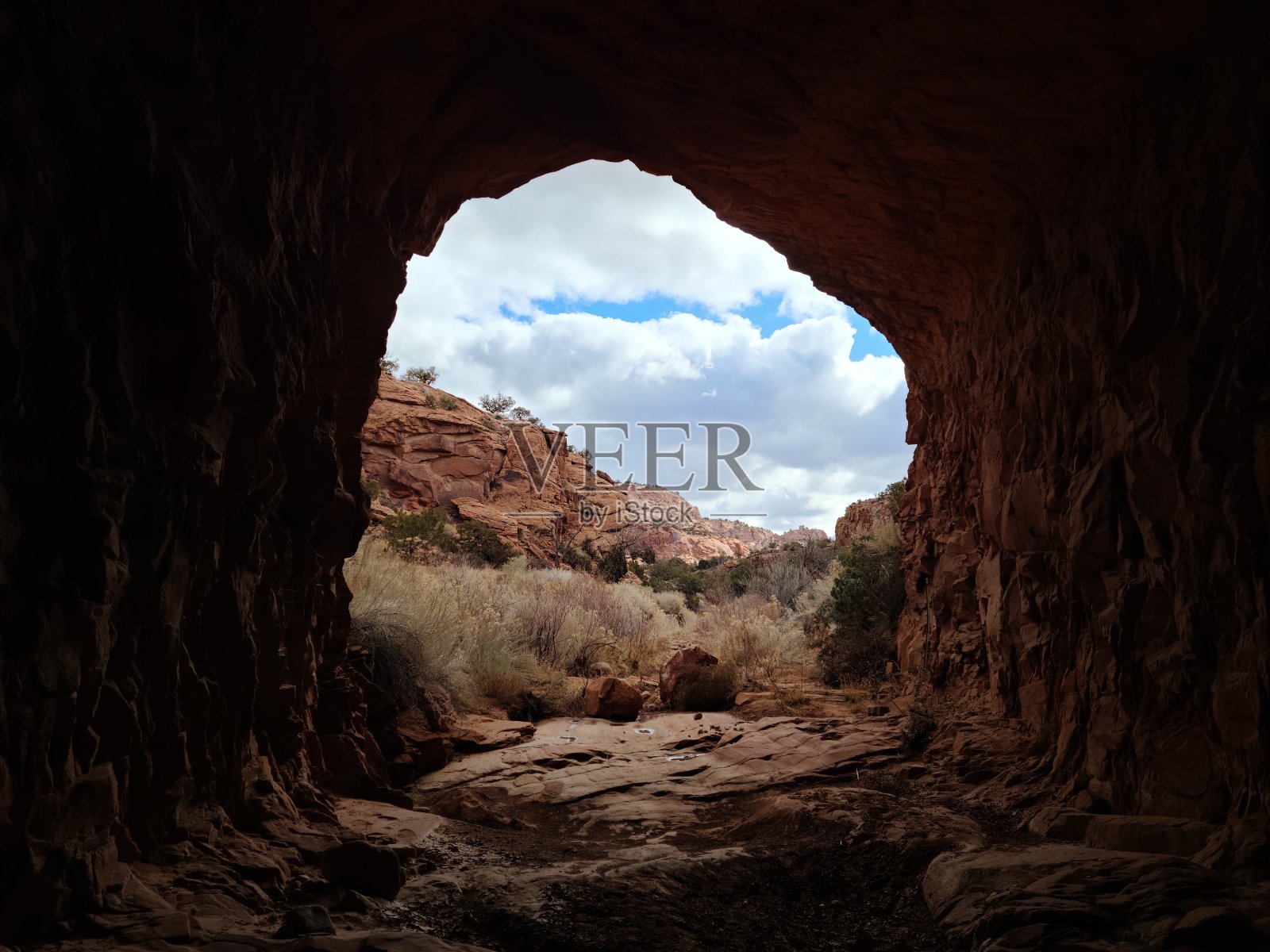 犹他州摩押城外高速公路下的人造隧道外的风景照片摄影图片