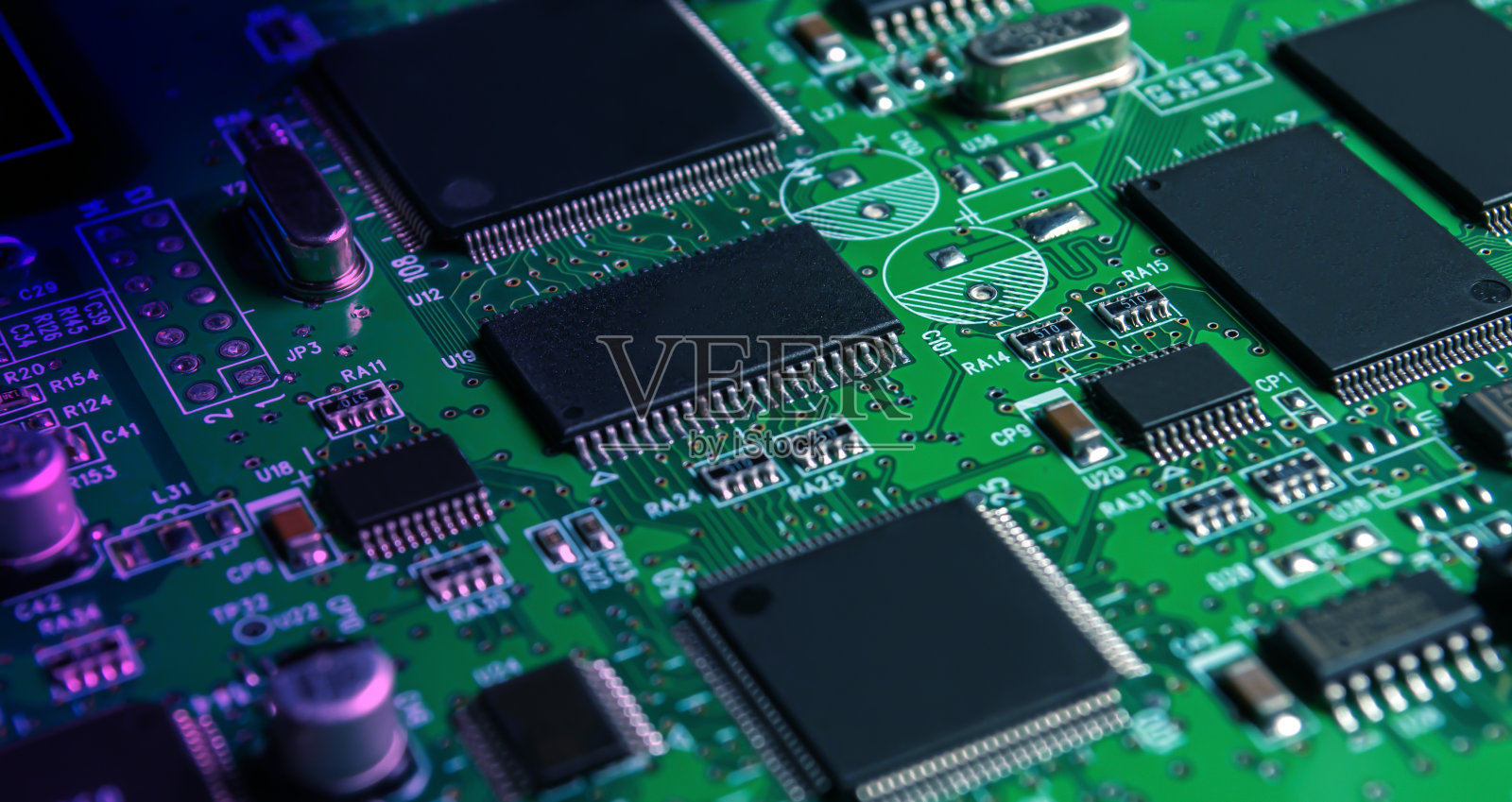 印刷电路板与处理器，集成电路和许多其他表面安装无源电气元件的特写。照片摄影图片