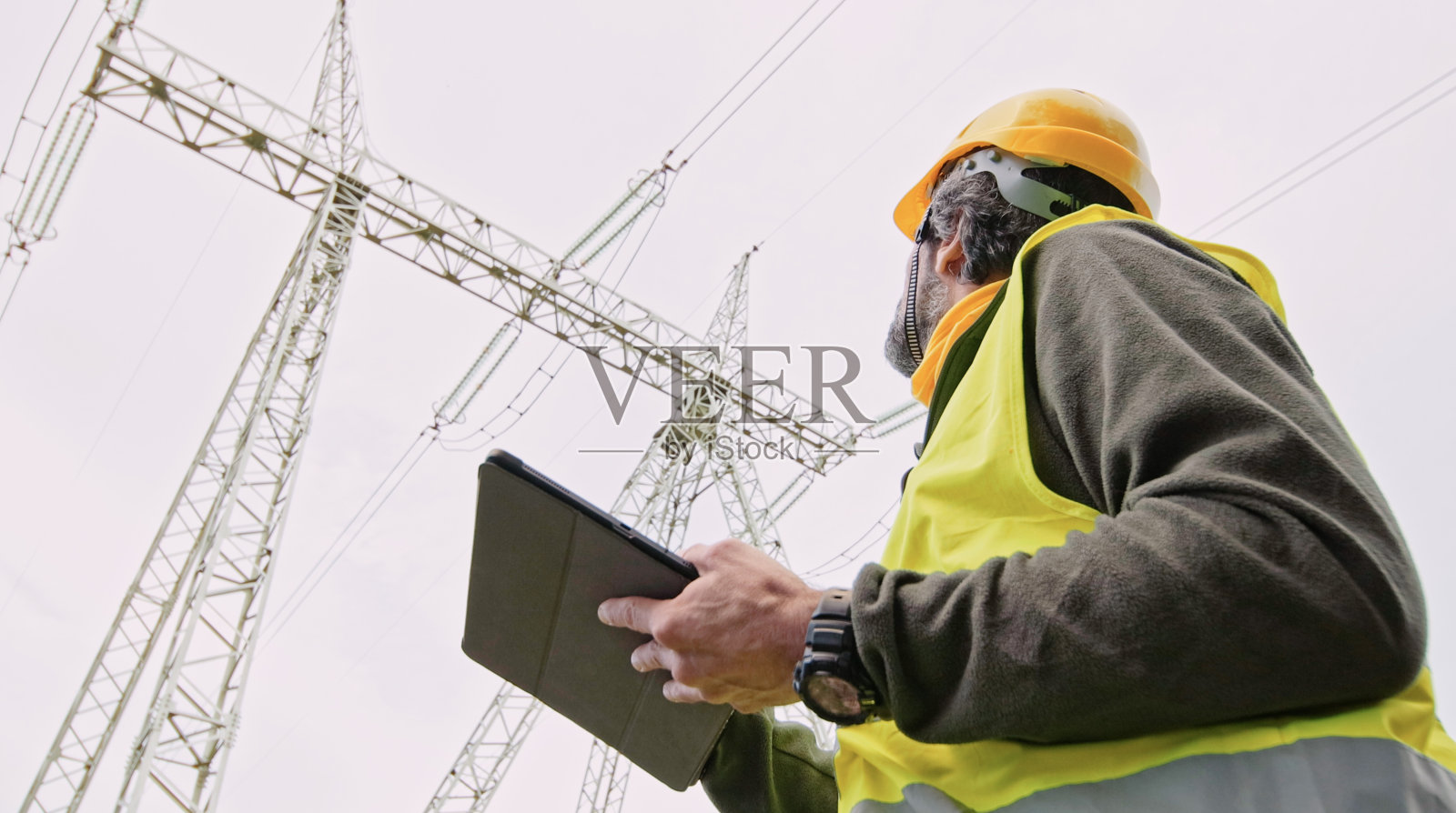 夜间在野外工作的高压工程师。可持续能源。照片摄影图片