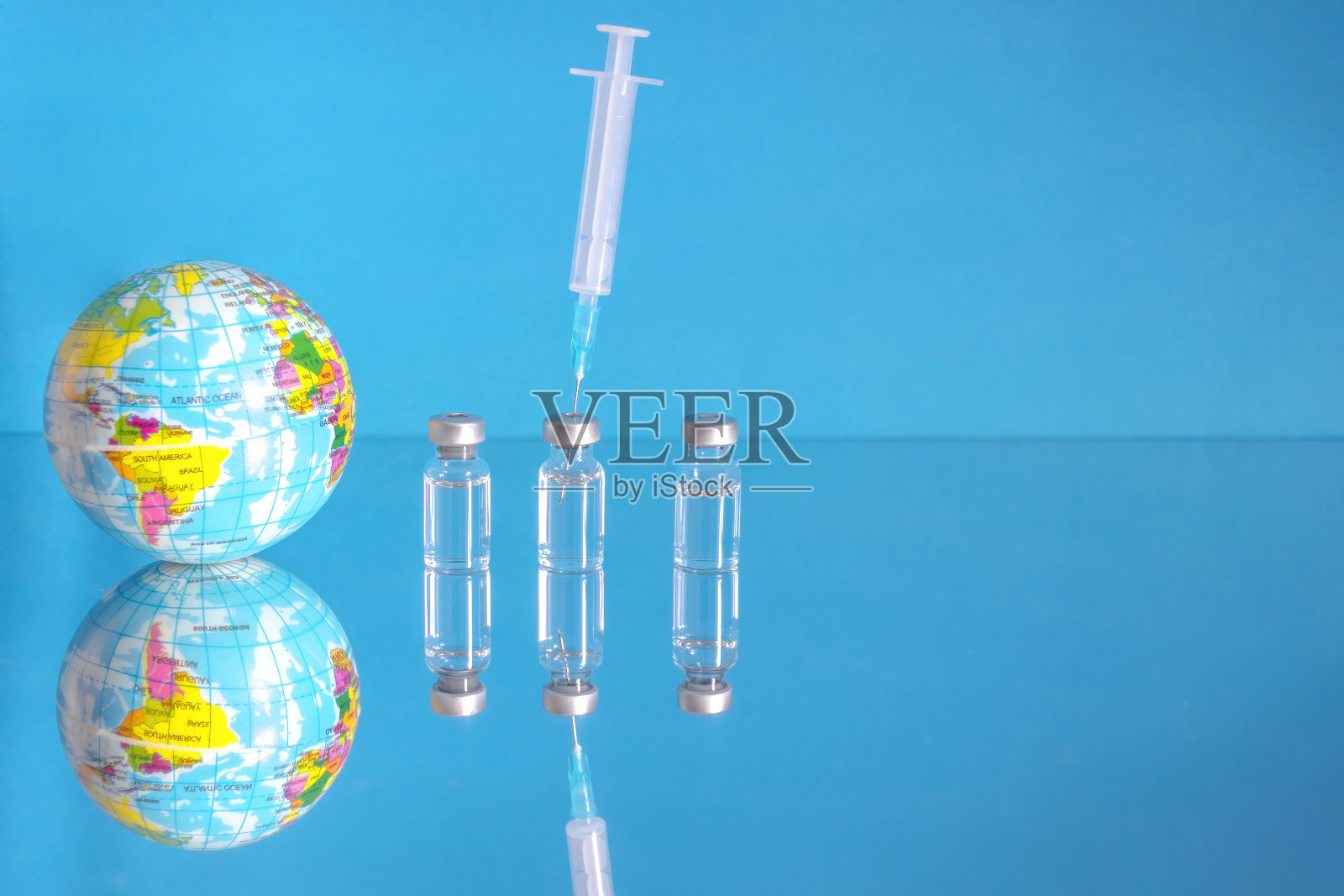 疫苗瓶和注射器，COVID-19、流感或流感治疗，全球大规模接种冠状病毒疫苗，全球免疫概念与第三次加强剂量照片摄影图片