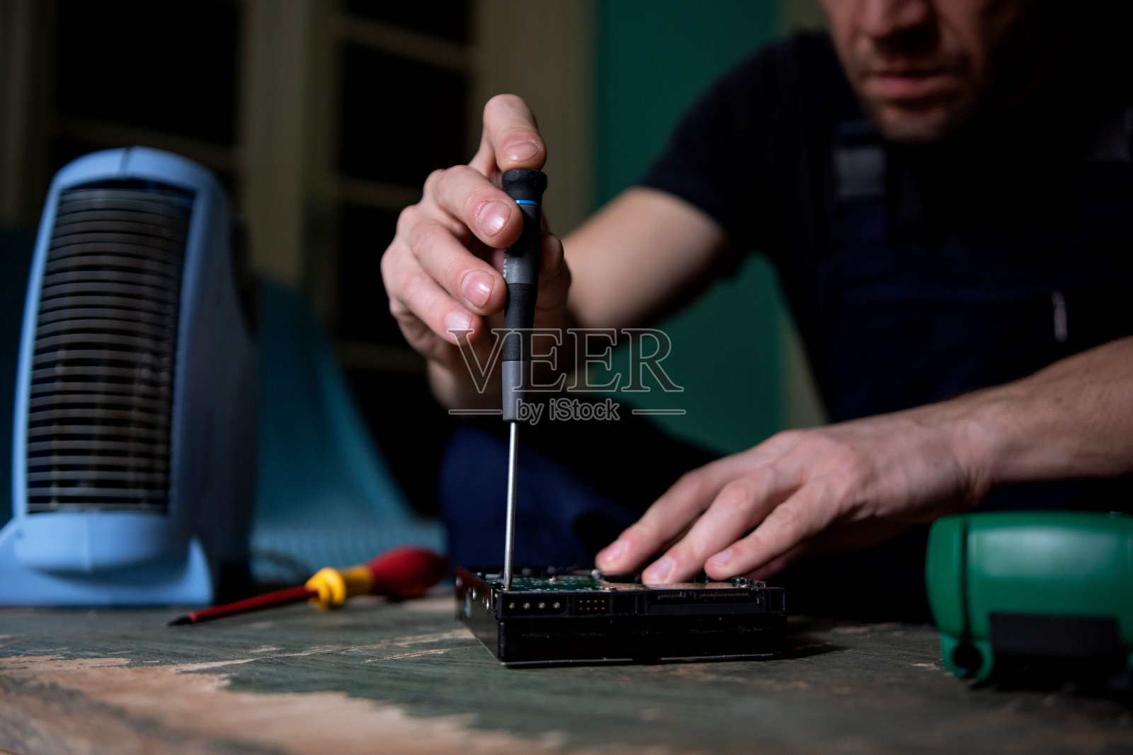 真人——电工照片摄影图片