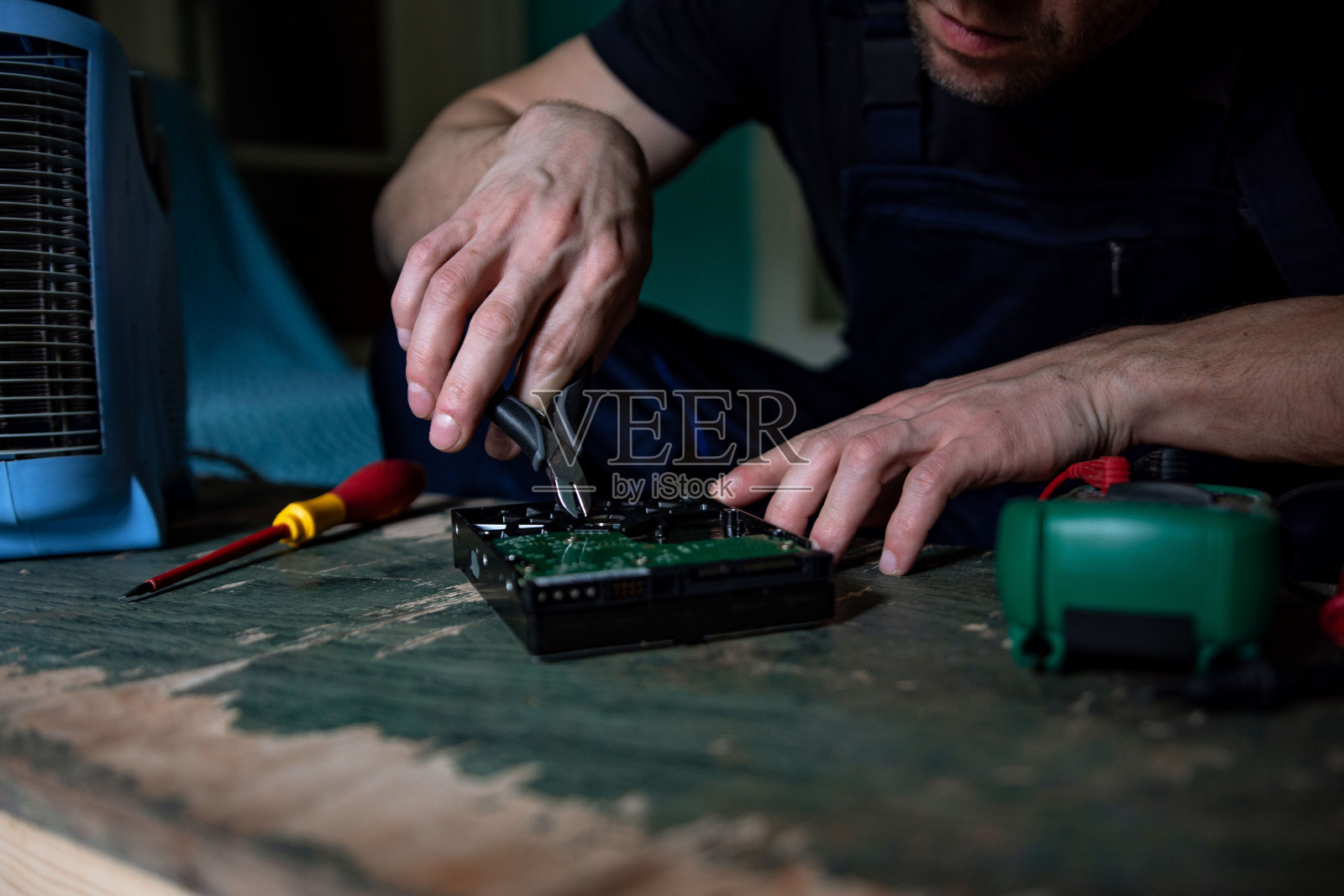 真人——电工照片摄影图片