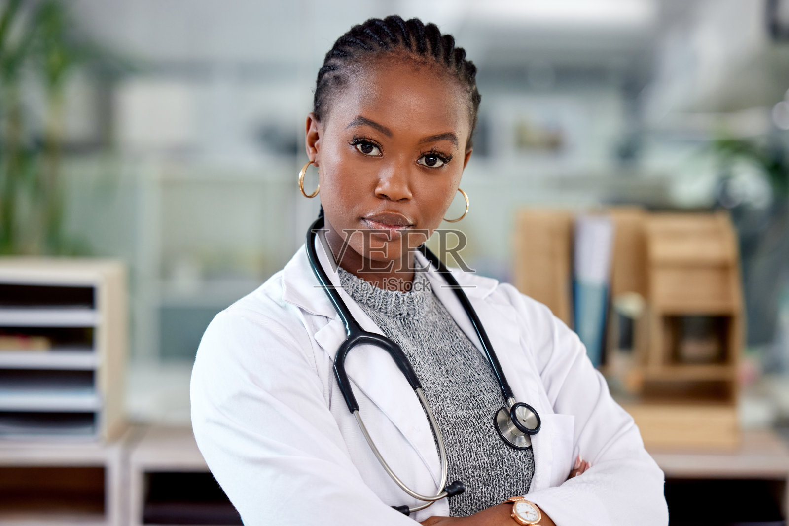 一个女医生在办公室里的照片照片摄影图片