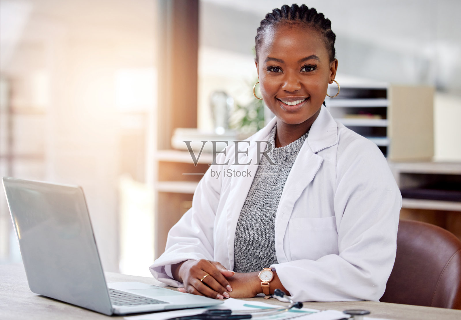 一个女医生用笔记本电脑工作的照片照片摄影图片